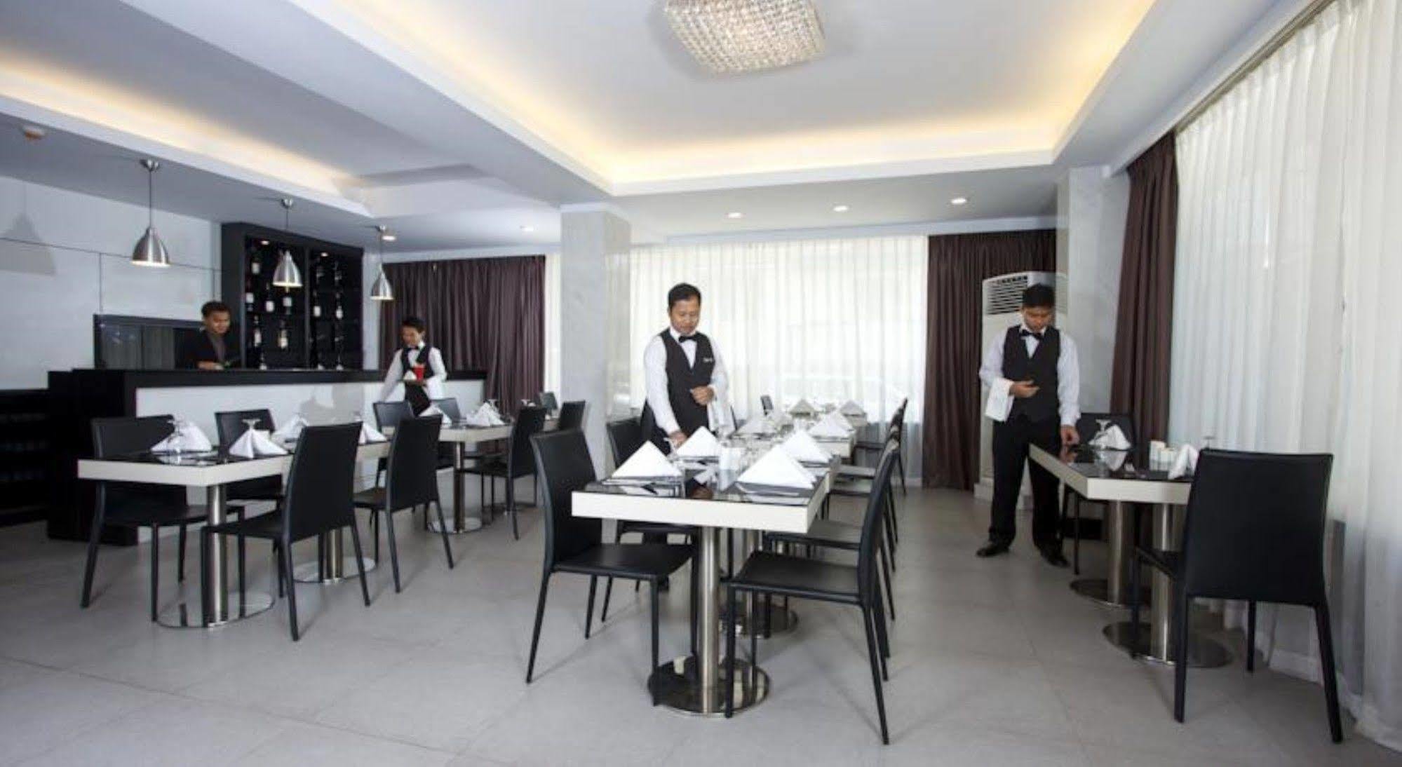 Hotel Esta Янгон Экстерьер фото
