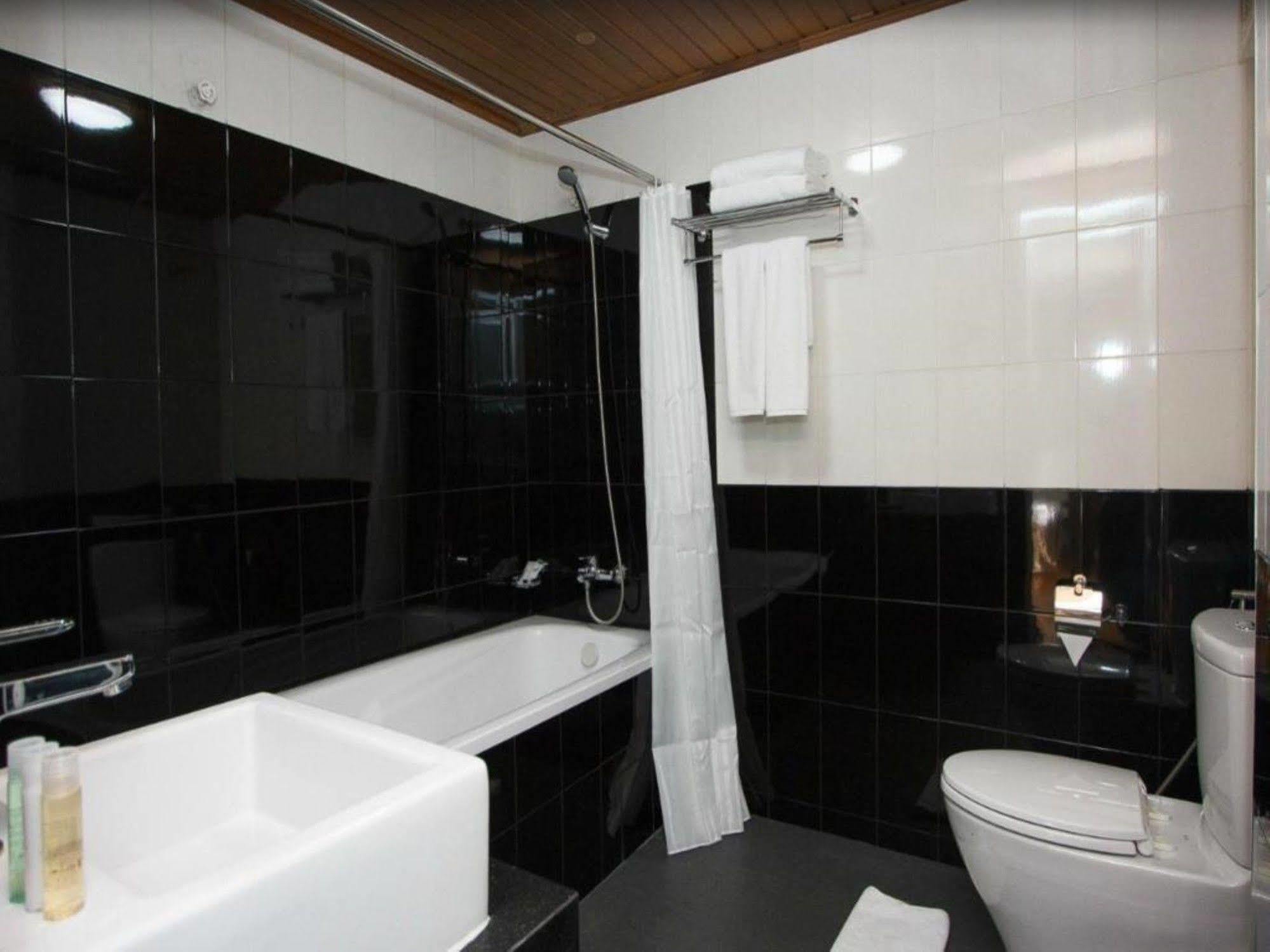 Hotel Esta Янгон Экстерьер фото